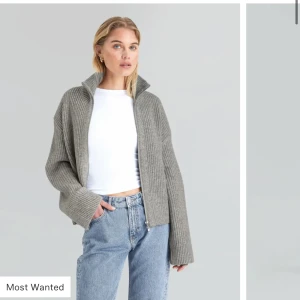 Stickad tröja från Bikbok - Superfin helt oanvänd (endast provad) tröja från bikbok med prislappen kvar. Nypris 499 kr och slutsåld på bikbok just nu🥰 Kan skicka fler egna bilder🩷