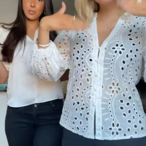 Vit blis - Säljer denna blus, aldrig använd då den är tjat över bysten på mig💕 