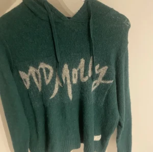 Oddmolly hoodie - Lägger upp denna igen då jag inte fått sålt den, oddmolly stickad hoodie i jätte bra skick användt typ aldrig då jag inte gillar den på mig