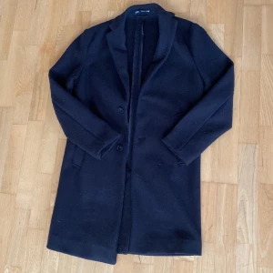 ZARA 3/4 rock  - Varm ull rock/trenchcoat från Zara, köpt i år för 990 men använder inte längre, storleken är XS men jag har S/M och den passar mig. Priset går o diskutera så det är Fortfarande i nyskick o de är bara höra av er vid frågor.