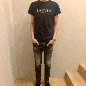 Lanvin T-shirt  - Mörkblå Lanvin t-shirt i riktigt fint skick. Storlek S sitter normalt i storlek. Kille i bild 176 cm lång. Nypris på denna tischa är några papp mer än vad jag lägger ut den för så passa på! 