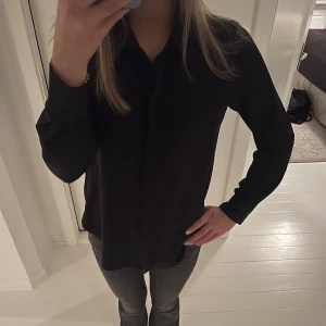 Svart blus  - Super fin svart blus i silkesmaterial! 🥰