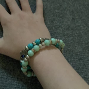 Armband  - Turkosa armband med ungefär 15 cm i omkrets. Säljs inte separat.  Inköpspriset är 300 för båda. Tror att stenarna heter turkoser. 