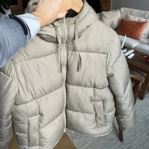 H&m pufferjacka  - Jätte fin hm jacka i en olivgrön färg i storlek s, sitter lite stort på mig efterosm jag normalt bär XS,  sparsamt använd!