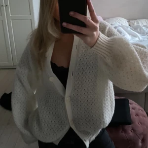 Kofta - Jätteskön vit kofta 🩷🩷storlek M men passar mig som har xs-s