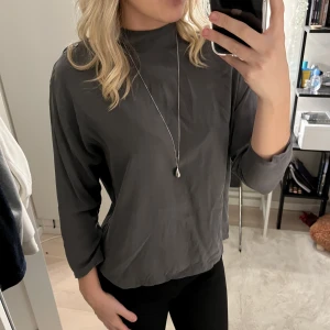 Cool tröja med detaljer vid kragen - As ball tröja ifrån Massimo Dutti som inte kommer till användning längre tyvärr! 