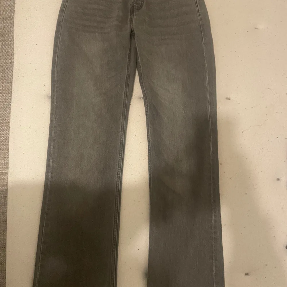 Säljer ett par gråa lowrise jeans från lager 157 i modell ”icon” i storlek S. Helt nya och oanvända, lappar sitter kvar. Säljer pågrund av att storleken var fel. . Jeans & Byxor.