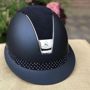 Samshield hjälm - Säljer nu min super fina Samshield miss shield shadowmatt alcantara. Den är i väldigt fint skick då den inte är använd så mycket. Den har inga skador och har aldrig utsatts för någon smäll osv. Storleken är 56/M och den är köpt för 8000 kr. Hör av er!🖤