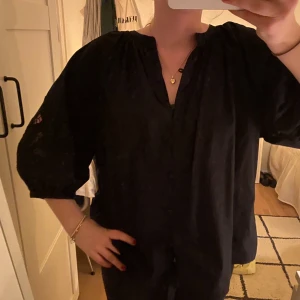 Svart blus med puffarm 💗 - Svart blus med puffarm 💗