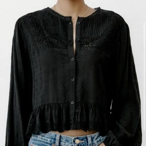 Svart blus  - Säljer denna svarta blusen från zara då den tyvärr inte passade mig🫶köpt får 399kr och aldrig använd🫶