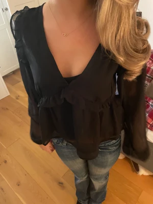 Svart blus från Bik Bok - Så fin blus som har används några gånger men har inga defekter💕💕