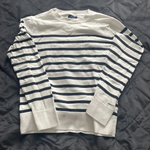 Gant tröja - Tunn stickad tröja från GANT! En liten fläck nere på tröjan (se bild) därav lägre pris! Nypris 1000kr💗