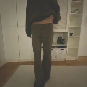 Lowrise kostymbyxor - Bruna lågmidjade kostymbyxor med coola fickor och dubbelknapp på framsidan💗