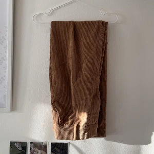 Bruna manchesterbyxor - Mysiga, bruna, raka och lite tunnare manchesterbyxor från Gina. 🤎 Byxorna är uppsydda på insidan så de passar perfekt om man är ca 160-165 cm lång men går även att göra längre genom att sprätta upp tråden (se bild 2)!