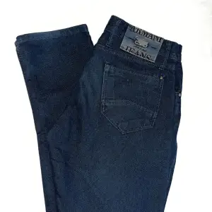Ett par sjukt snygga slim fit emporio Armani jeans. Köpta för ca 2000kr, säljer för 499kr. De är i nyskick. Skulle snarare säga att storleken är som 30/30. Hör av dig vi minsta fråga.