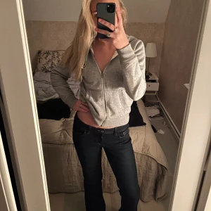 Low waist jeans - Ett par mörkblå jeans från hm, slut sålda överallt och har super fina detaljer på bakfickorna!❤️