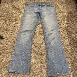 Utsvängda blåa jeans, lågmidjade💕 41 cm i höfter och 77 cm i innerbenet☺️ De är i ett mycket bra sick. de var lite kortare än vad jag hade önskat, det är derför jag säljer dem❤️Bilden är dålig för byxorna är randiga i motivet!