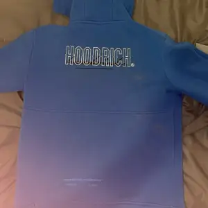 Hoodrich hoodie som har lite fläckar på ryggen som inte går bort