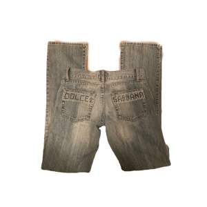 Så fina lågmidjade bootcut jeans med snygg wash och rhinestones på bakfickorna💋 Dom är i storlek 26/32. Köpta för 1500.