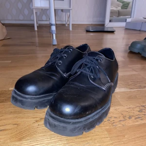 Zara finskor - Knappt används och har inga skador eller slitningar. Ett par fina zaraskor helt enkelt. 