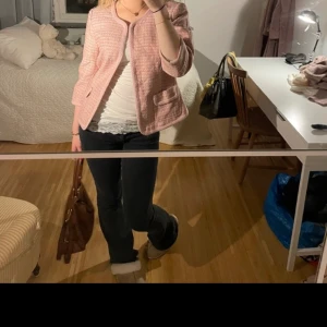 Rosa trekvartsärmad kofta - Säljer denna jätte söta trekvarts ärmars koftan då den inte satt som jag önska💕 