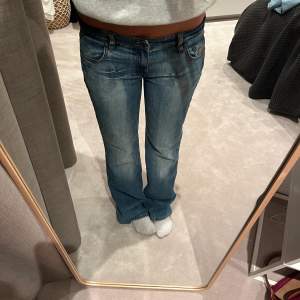 Low waist bootcut jeans i fint skick, Midjemått tvärs över: 42 cm Innerbenslängd: 76cm Storlek M