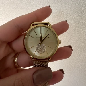 Mk klocka  - Michael Kors klocka i perfekt skick. Guldig med detaljer. Unikt band. Fungerade batteri 