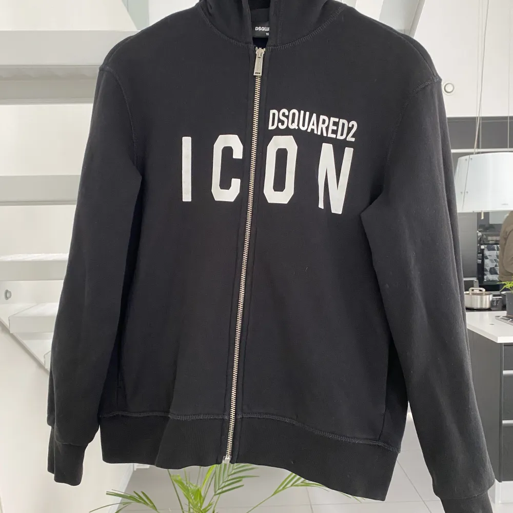 Dsquared hoodie i suveränt skick köpt från farfetch för 2499  i somras och säljer den på grund av att jag inte gillar den längre . Hoodies.