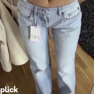 Säljer dessa fina jeans ifrån zara i storlek 34, då dem inte längre kommer till användning.💓kontakta för frågor. (De 2 första bilder lånade)