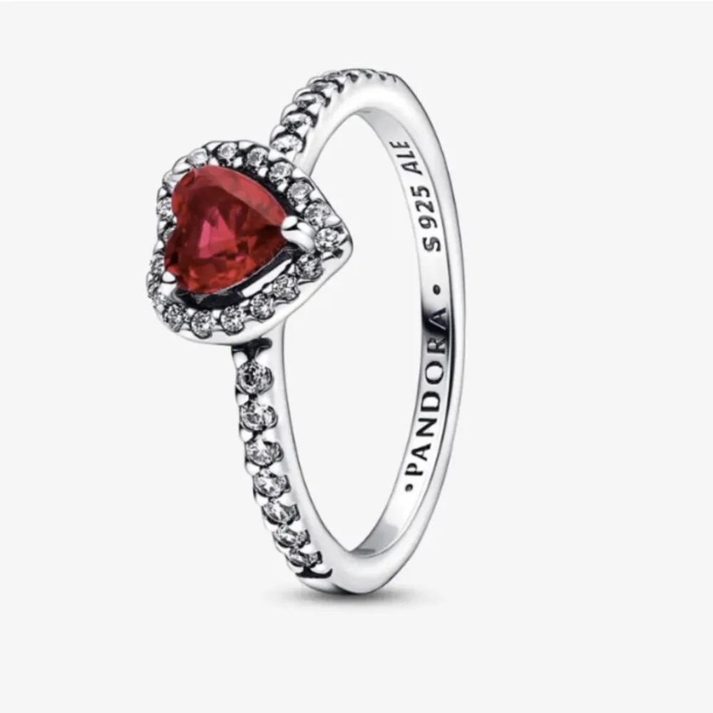 Jättefin ring från Pandora i silver med rött hjärta, jättefint skick och inte använd många gånger, kan skickas i box och med kvitto, nypris är 799 kr❤️💕💋. Accessoarer.