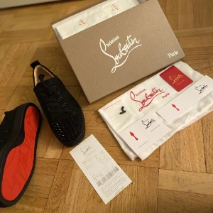 Christian Louboutin skor  - Hej säljer ett par Louboutins! I storlek 43. Allt som finns på bilden medföljer. Kvitto, box osv