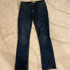 Säljer mina mörkblåa straight leg jeans från zara då de inte kommer till någon användning. Bra skick då jag inte använd de så många gånger. Sitter bra i längden på mig (jag är 1,69) och är strechiga!