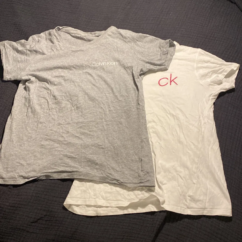 Säljer dessa två t-shirts från calvin klein! Jättebra kvalitet❤️ båda är i storlek 14-16 år vilket passar xs/s❤️. T-shirts.