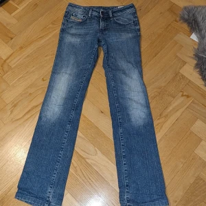 low waist diesel jeans - fina dieseljeans i bra skick! jag använder inte, därav säljer jag 🎀💫midjemått: 69 cm <3 innerbenslängd 75 cm 