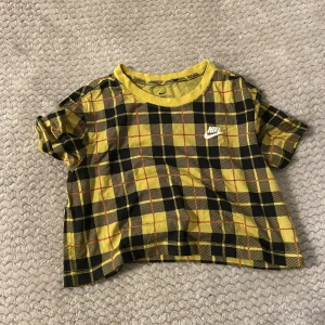 Nike T-shirt  - Nike T-shirt  crop top  Knappt använd 
