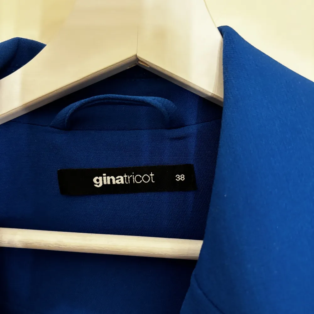 Blå blazer i nyskick från Ginatricot, storlek:38! Nypris: 799. Kostymer.