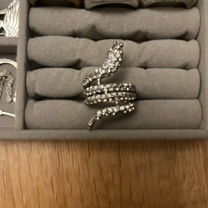 Ring - Superfin knappt använd, vet inte märket! Skulle tippa att storleken är 18.