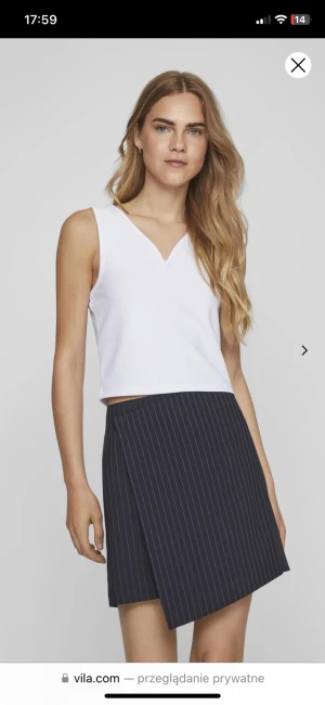 ÄRMLÖS V-RINGAD TOPP - Jätte fin V-ringad topp från VILA helt nu aldrig använt så den är i perfekt skick. Ny pris 199kr 