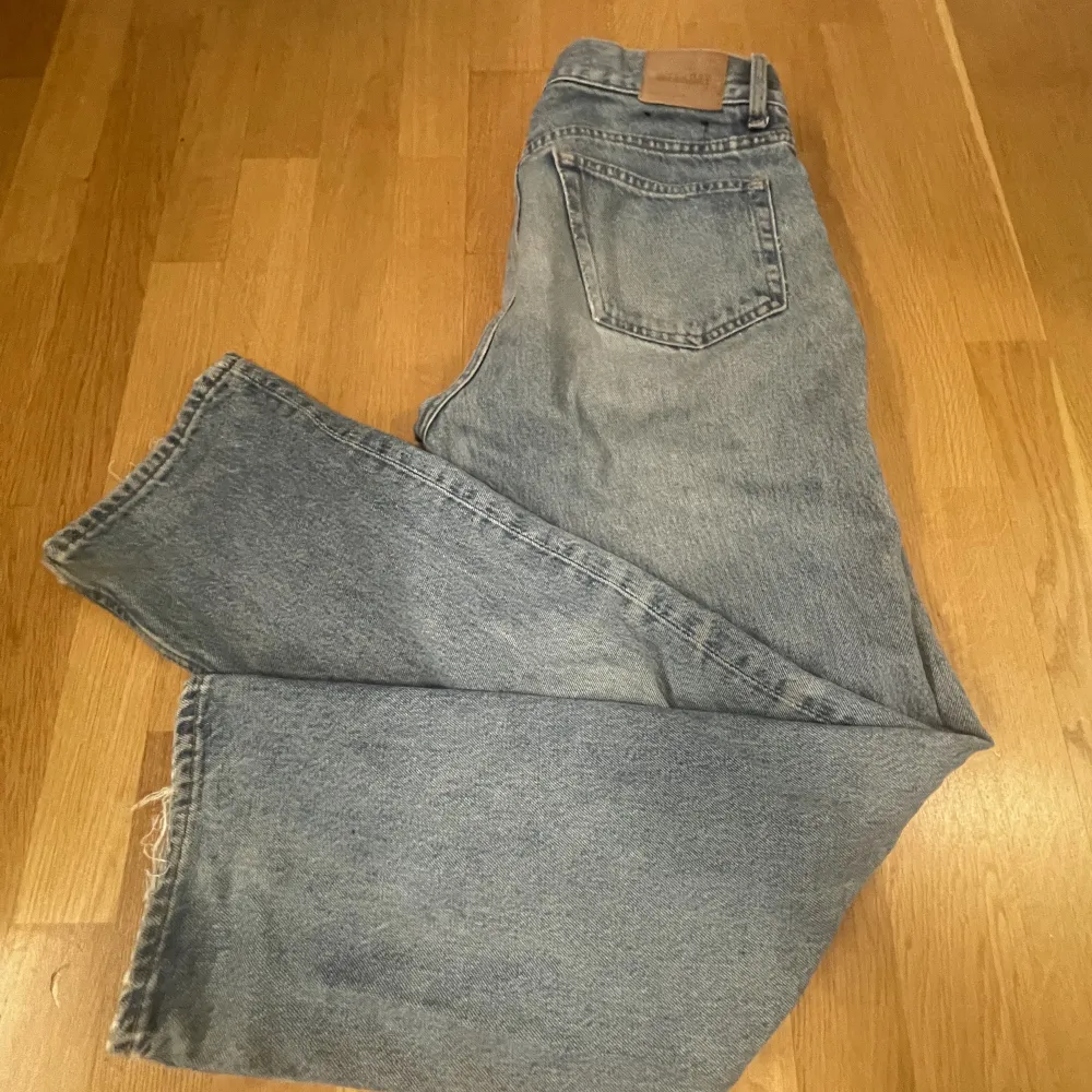 Weekday regular jeans, skick 10/10, smal i midjan men kan bäras istället med översta knappen uppknäppt och med skärp som täcker, pris kan diskuteras, nypris 650. Jeans & Byxor.