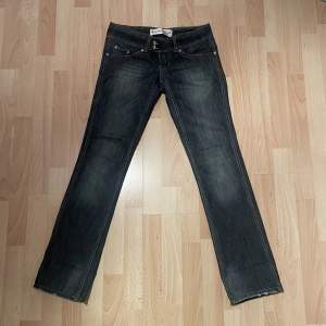 Äkta vintage Met Laundry Project jeans i lågmidja. Bra skick och tjockt material. Midjemått: ca 36cm tvärsöver. Innerbenslängd: ca 74cm.