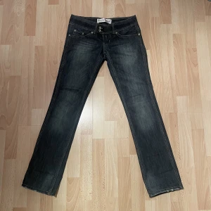 Lågmidjade Met Laundry Project Jeans - Äkta vintage Met Laundry Project jeans i lågmidja. Bra skick och tjockt material. Midjemått: ca 36cm tvärsöver. Innerbenslängd: ca 74cm.