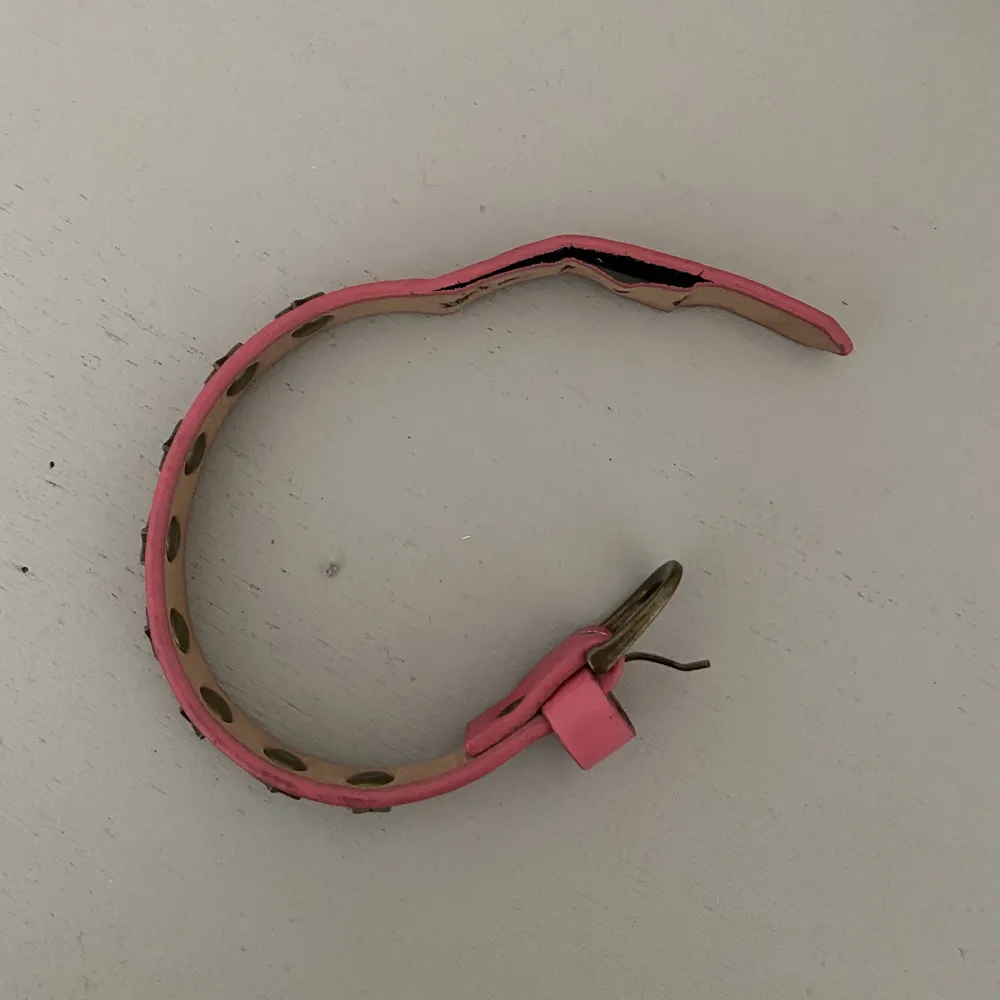 Rosa armband med stjärnor på. Har gått upp lite på insidan men inget som syns på. Okänt märke köpt för många år sen. . Accessoarer.