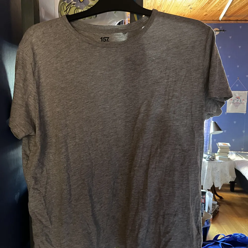 Basic grå tröja av Viskos från Lager 157. Sparsamt använd och i gott skick. . T-shirts.