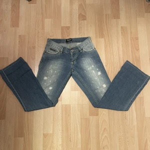 Lågmidjade D&G Jeans - Äkta vintage Dolce & Gabbana jeans i rak modell. D&G detaljer på ens framfickan. Ganska använda och tunna, annars i fint skick. Midjemått: ca 36cm tvärsöver. Innerbenslängd: ca 74cm.