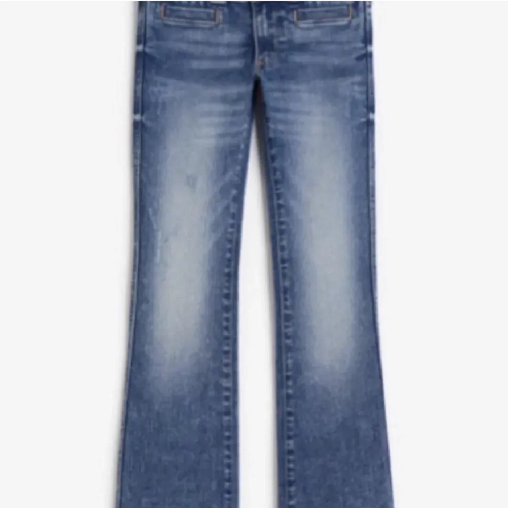 Fina jeans med knapp fickor på baksidan.💕 väldigt fint skick. Säljs då de är lite för korta🫶🏼. Jeans & Byxor.