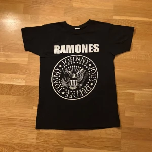 Ramones Tröja - Ramones tröja i storlek S   