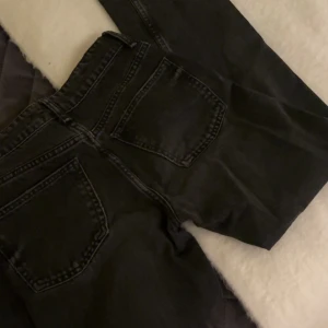 Jeans  - Lågmidjade raka jeans från zara, likadana som de jag säljer i blått, inga defekter 🩷