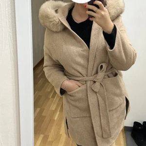 Päls kappa - Pälskappa som är köpt för 2500kr och som är använd kanske 2-3 gånger. Den är som ny med inga skador. Den är One Size