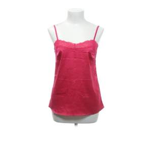 Säljer detta rosa linnet med spetsdetaljer. Den är från sisters point i storlek xs. 