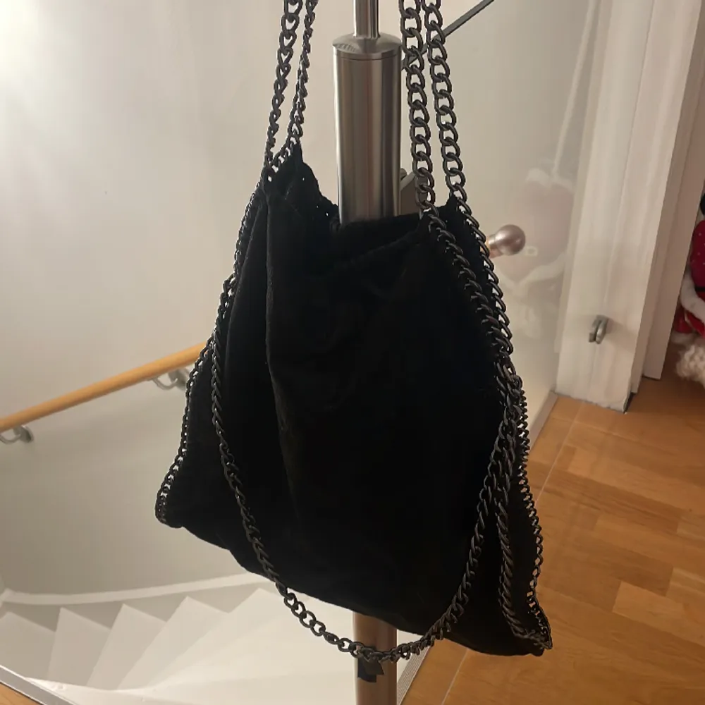Säljer min svarta Stella mccartney väska som knappt är använd, det är mellan storlek på väskan och den är i fint skick!!💗💗. Väskor.